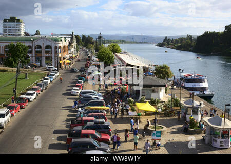 VALDIVIA, CHILE - Februar 3, 2016: Blick von Pedro de Valdivia Brücke auf dem Fluss mit der Feria Fluvial (Fisch, Obst und Gemüse) Stockfoto