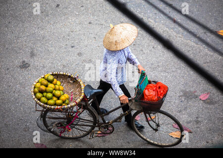 Straße Hausierer Verkauf von lokalen Produkten in der Stadt Hanoi in Vietnam Asien Stockfoto