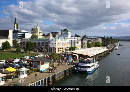 VALDIVIA, CHILE - Februar 3, 2016: Blick von Pedro de Valdivia Brücke auf dem Fluss mit der Feria Fluvial (Fisch, Obst und Gemüse) Stockfoto