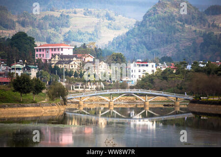 Brücke und Reflexion in Bac Ha Markt in der ländlichen Stadt Lao Cai in der Nähe von Sapa Vietnam Asien Stockfoto