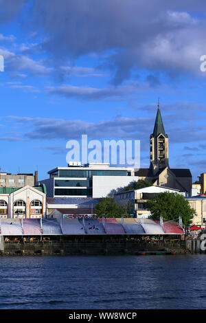 VALDIVIA, CHILE - Februar 3, 2016: Blick auf die Feria Fluvial (Riverside) entlang Arturo Prat Avenue, hinter der Kathedrale Stockfoto