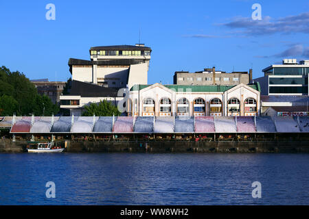 VALDIVIA, CHILE - Februar 3, 2016: Feria Fluvial (Riverside Markt verkaufen, Fisch, Obst, Gemüse) und dahinter die städtischen Markt in Valdivia Stockfoto