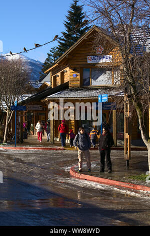 VILLA LA ANGOSTURA, Argentinien - 19. JULI 2015: Unbekannter Menschen standen am Straßenrand in Villa la Angostura, Patagonien, Argentinien Stockfoto