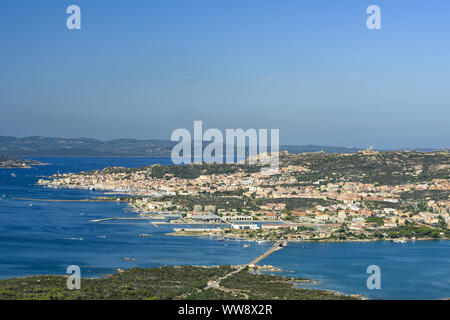 Ansicht von oben, atemberaubenden Blick auf La Maddalena Stadt mit der Brücke auf die Insel Caprera. Archipel La Maddalena, Sardinien, Italien. Stockfoto