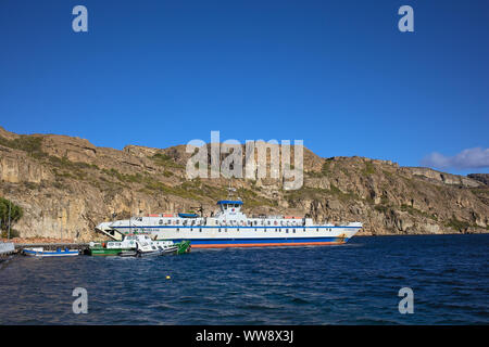 CHILE CHICO, CHILE - 21. FEBRUAR 2016: die Polizei, Boot und Fähre im Hafen von Chile Chico, Chile am 21. Februar 2016. Stockfoto