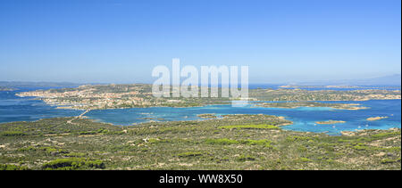 Ansicht von oben, atemberaubenden Blick auf La Maddalena Archipel mit seinen wunderschönen Buchten vom türkisfarbenen Wasser gebadet. La Maddalena Archipel. Stockfoto