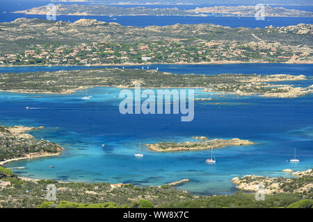 Ansicht von oben, atemberaubenden Blick auf La Maddalena Archipel mit seinen wunderschönen Buchten vom türkisfarbenen Wasser gebadet. La Maddalena Archipel. Stockfoto