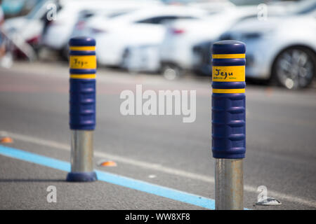 Blaue und gelbe Straße pol Teiler auf der Insel Jeju in Südkorea Stockfoto