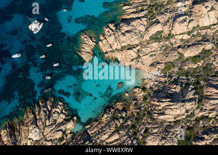 Ansicht von oben, atemberaubenden Blick auf Cala Coticcio auch als Tahiti mit seinen felsigen Küsten und Strände, die durch ein Türkisklares Wasser gebadet bekannt. Stockfoto