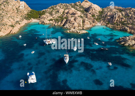 Ansicht von oben, atemberaubenden Blick auf Cala Coticcio auch als Tahiti mit seinen felsigen Küsten und Strände, die durch ein Türkisklares Wasser gebadet bekannt. Stockfoto