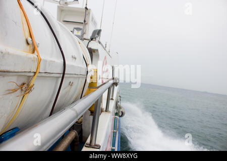 BATAM, Indonesien - 12. Dezember 2018: POV für die Fähre Segeln von der Seite und Wasser bewegt. Stockfoto