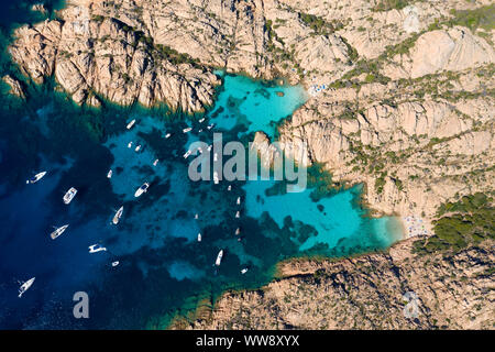 Ansicht von oben, atemberaubenden Blick auf Cala Coticcio auch als Tahiti mit seinen felsigen Küsten und Strände, die durch ein Türkisklares Wasser gebadet bekannt. Stockfoto