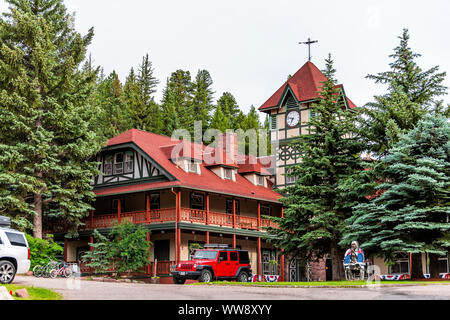 Redstone, USA - Juli 1, 2019: Highway 133 in Colorado im Sommer mit Stadt Dorf und farbenfrohen roten Gebäude Lodge Stockfoto