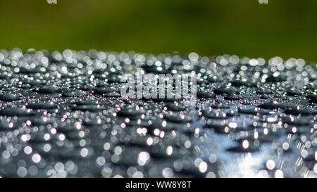 Wassertropfen nach Regen auf Auto in der Nacht. Stockfoto