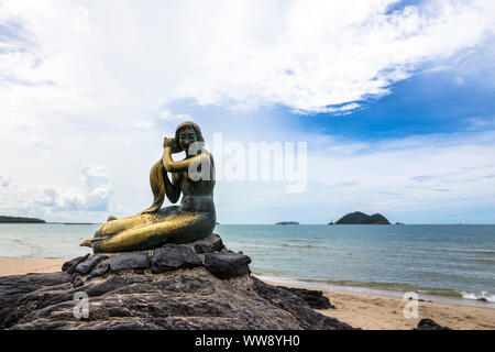 Die Meerjungfrau am Laem Samila Strand in Songkhla, Thailand wurde im Jahre 1966 von Jitr Buabus erstellt Stockfoto