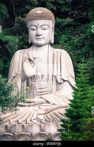 Riesige weiße Buddha Statue an Chin Swee Tempel in der Nähe Genting Highlands Malaysia Stockfoto