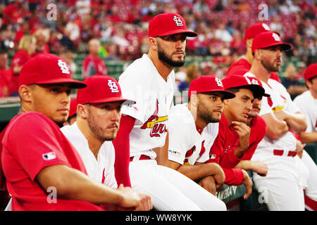 St. Louis, USA. 13 Sep, 2019. Die Mitglieder der St. Louis Cardinals watch ein Denkmal zu Ehren der ehemaligen St. Louis Cardinals outfielder Chris Duncan vor einem Spiel gegen die Milwaukee Brewers am Busch Stadium in St. Louis am Freitag, 13. September 2019. Duncan, 38, starb am 6. September 2019 von Gehirn Krebs. Foto von Bill Greenblatt/UPI Quelle: UPI/Alamy leben Nachrichten Stockfoto