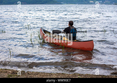 Mann auf Kajak, Raft waten See neben Lake Kawaguchi in der Nähe von Mount Fuji Japan Stockfoto