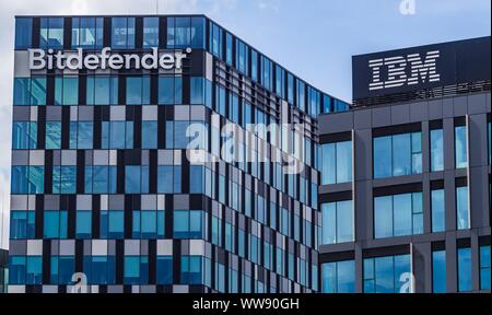 Bukarest, Rumänien - September 11, 2019: Das Logo der Rumänischen cybersecurity und Anti-virus Software Unternehmen Bitdefender und das IBM-Logo auf t gesehen Stockfoto