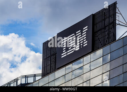 Bukarest, Rumänien - 11. September 2019: Das IBM-Logo befindet sich auf der Oberseite des IBM GDC Rumänien zentrale Gebäude gesehen, in Bukarest, Rumänien. Stockfoto