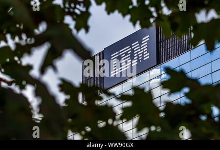 Bukarest, Rumänien - 11. September 2019: Das IBM-Logo befindet sich auf der Oberseite des IBM GDC Rumänien zentrale Gebäude gesehen, in Bukarest, Rumänien. Stockfoto