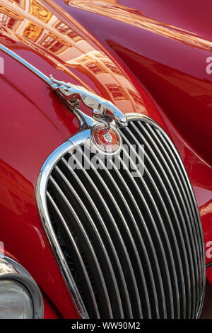 MELK, Österreich - 16. AUGUST 2019: Jaguar Maskottchen, von der Vorderseite eines klassischen Vintage Jaguar XK150 mit einer verchromten Kühlergrill und einen Jaguar Gesicht in Stockfoto