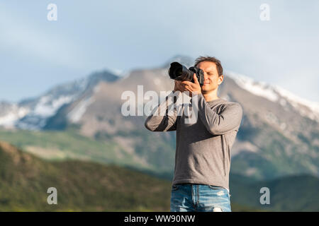 Nahaufnahme des Menschen Fotografieren mt Sopris Berg in Carbondale, Kolorado Stadt Ansicht mit Schnee Berg und Himmel im Sommer bei Sonnenuntergang Stockfoto