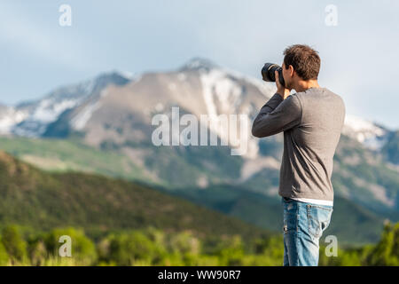 Nahaufnahme der Mann die Bilder von mt Sopris Berg in Carbondale, Kolorado Stadt Ansicht mit Schnee Berg und Himmel im Sommer bei Sonnenuntergang Stockfoto