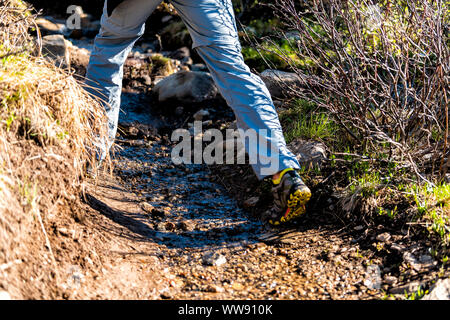 Man Walking auf Linkins Lake Trail auf Independence Pass in den Rocky Mountains in der Nähe von Aspen, Colorado im Frühsommer 2019 Nahaufnahme der Beine Stockfoto