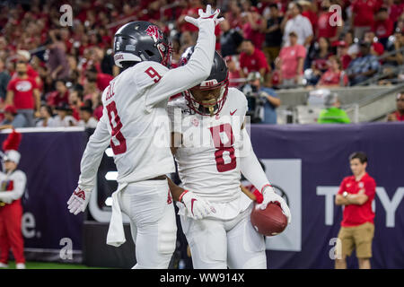 Houston, TX, USA. 13 Sep, 2019. Die Washington State Cougars wide receiver Easop Winston Jr (8) feiert seinen Touchdown mit wide receiver Renard Bell (9) im zweiten Quartal eine NCAA Football Spiel zwischen die Washington State Cougars und den Houston Cougars an NRG Stadion in Houston, TX. Trask Smith/CSM/Alamy leben Nachrichten Stockfoto