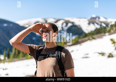 Mann mit Blick auf Linkins Lake Trail auf Independence Pass in den Rocky Mountains in der Nähe von Aspen, Colorado im Frühsommer 2019 mit Schnee Hintergrund Stockfoto