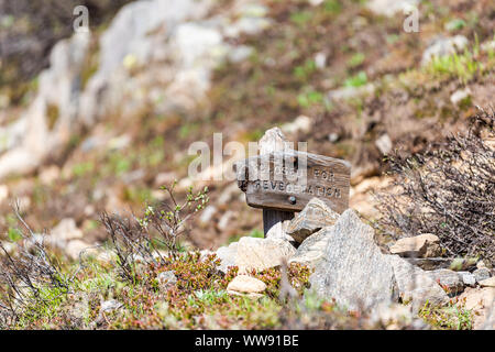 Zeichen für Rekultivierung an Linkins Lake Trail am Trailhead auf Independence Pass in den Rocky Mountains im Frühsommer 2019 in Colorado Stockfoto