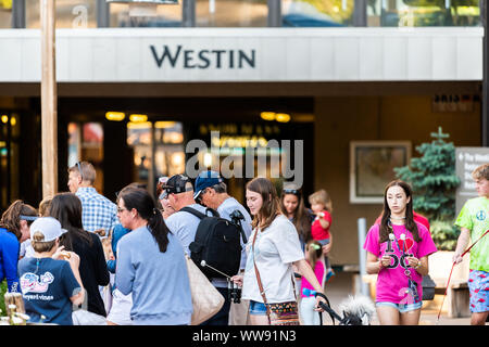 Aspen, USA - Juli 4, 2019: Snowmass Village Stadt und Menschen zu Fuß in Colorado in der Innenstadt von Westin Hotel anmelden Stockfoto