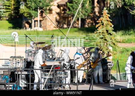 Aspen, USA - Juli 4, 2019: Snowmass Village Stadt und berühmten Hier Kommen Die Mumien Band spielen kostenloses Konzert Stockfoto