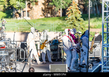 Aspen, USA - Juli 4, 2019: Snowmass Village Stadt und berühmten Hier Kommen Die Mumien Band spielen kostenloses Konzert singen Stockfoto