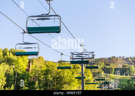 Aspen, USA - Juli 4, 2019: Snowmass Village Stadt mit Low Angle View von lift Seilbahnen im Sommer Stockfoto