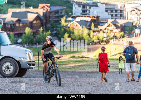 Aspen, USA - Juli 4, 2019: Snowmass Village Sommer Querformat in Colorado Innenstadt mit base Dorf und Menschen Stockfoto