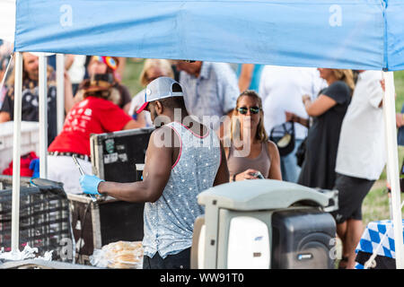 Aspen, USA - Juli 4, 2019: Snowmass Village Hier die Mumien Band spielen kostenloses Konzert mit Essen stand Stockfoto