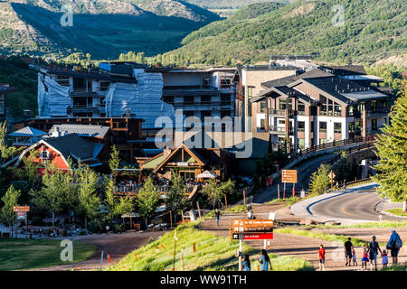 Aspen, USA - Juli 4, 2019: Snowmass Village Stadt Sommer Querformat in Colorado Innenstadt mit base Dorf Stadtbild Stockfoto