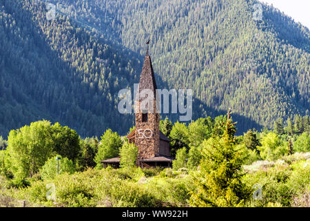 Aspen, USA - Juli 6, 2019: Skiort in Colorado mit Zeichen für 50 Jahr Jubiläum auf Kapelle Kirche Turm Gebäude im Sommer Stockfoto