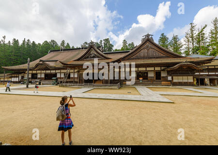 Wakayama, Japan - 23. Juli 2019: Tourist, der einen breiten Winkel Schoß der alten Holz- Architektur. Stockfoto