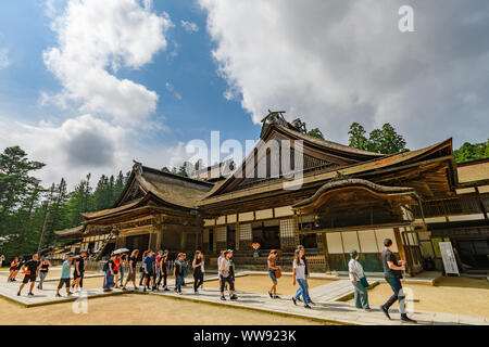 Wakayama, Japan - 23. Juli 2019: Touristen besuchen das Weltkulturerbe in Mount Koyasan. Stockfoto