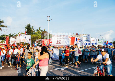 Kubaner Marching in Unterstützung der Internationalen Arbeiter Tag in Havanna, Kuba. 1. Mai 2018 Stockfoto