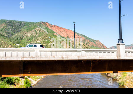 Glenwood Springs, USA - 10. Juli 2019: Roaring Fork Colorado River in Downtown mit Wasser und Überführung der Autobahn im Sommer Stockfoto