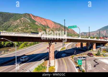 Glenwood Springs, USA - 10. Juli 2019: Luftaufnahme von Roaring Fork Colorado River in Downtown mit Wasser und Überführung der Autobahn im Sommer Stockfoto