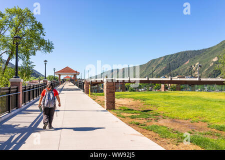 Glenwood Springs, USA - 10. Juli 2019: historische Innenstadt Straße Bürgersteig Fußgängerbrücke in Colorado im Sommer Stockfoto