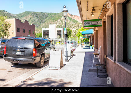 Glenwood Springs, USA - 10. Juli 2019: historische Innenstadt Sommer Straße in Colorado mit Zeichen für Geschäfte in der 8th Street Stockfoto