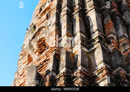 Nahaufnahme der Ruinen im Ayutthaya Historical Park, der Ist eines der berühmten kulturellen Reiseziele in Thailand Stockfoto