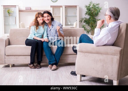 Das junge Paar besuchen erfahrener Arzt Psychologe Stockfoto