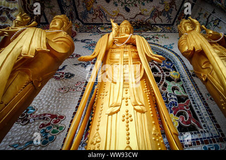 Goldene Riesenstatuen in der Linh Phuoc Pagode oder Ve Chai Pagode in Da lat, Vietnam Stockfoto